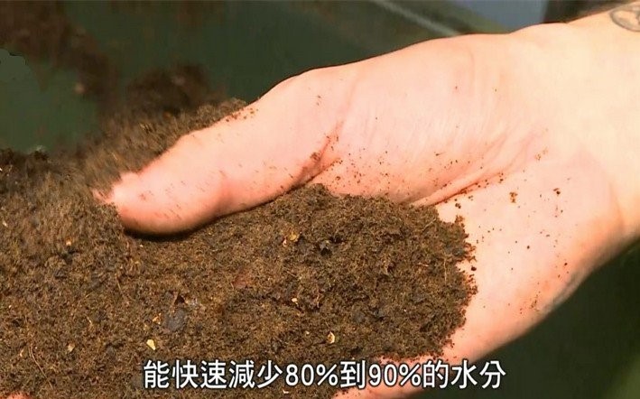 墨爾本連續(xù)6年拿下“全球最宜居城市”,吸引更多游客造訪以及人口移入,只是隨之而來的就是帶動房價上漲,以及垃圾問題,于是市府在市區(qū)熱點,安裝結合太陽能跟物聯(lián)網(wǎng)的垃圾桶,以及推動食物垃圾回收,把剩飯變肥料,希望通過一連串節(jié)能減碳作法,來克服宜居光環(huán)所帶來的美麗與哀愁。